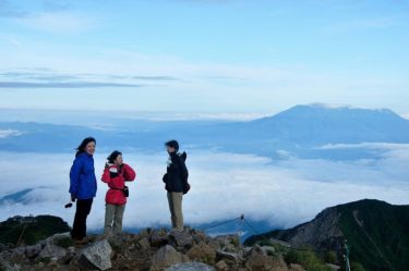 山頂より御岳山を望む