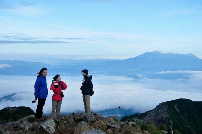 山頂より御岳山を望む